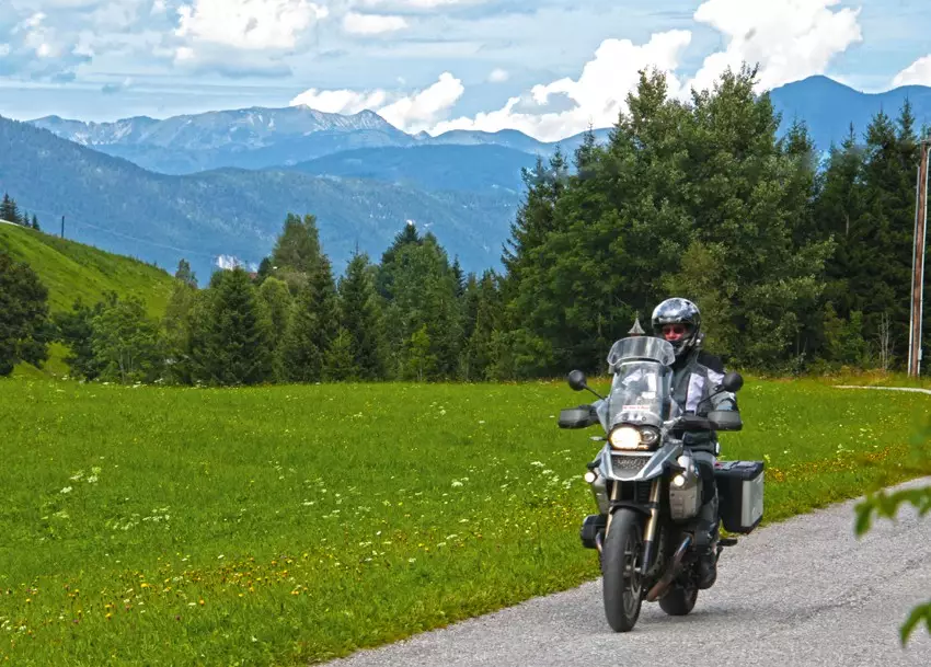 Motorrad auf einer Wiesenstraße am Kerschbaumer Sattel