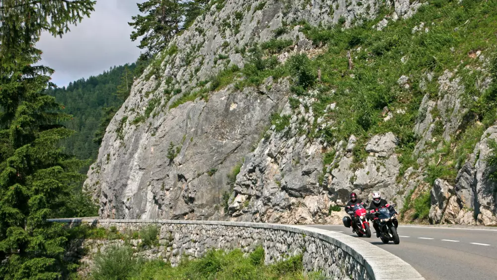 Motorräder auf der in den Fels gesprengten Passstraße am Gaichtpass