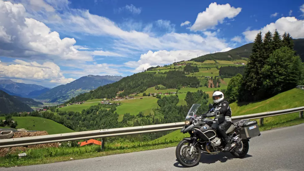 Motorrad auf der Gerlospassstraße über dem Tal