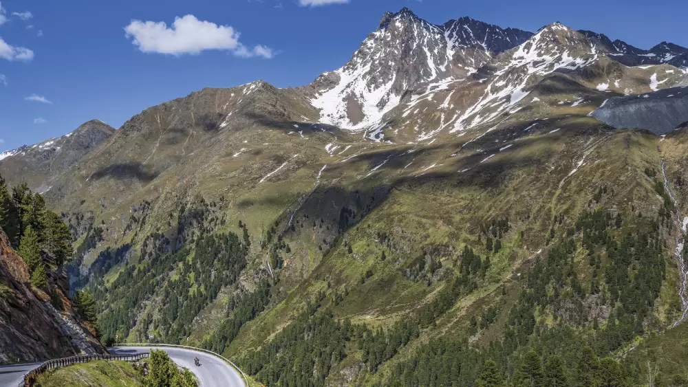 Blick auf vergletscherte Gipfel im Kaunertal